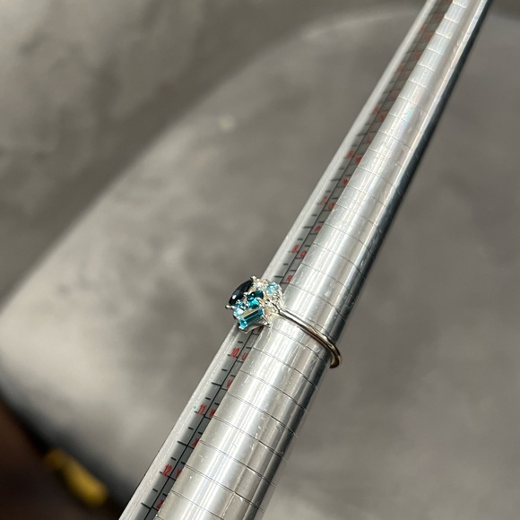 Silver Blue Crystal Ring, Size 9 - Picture 11 of 12